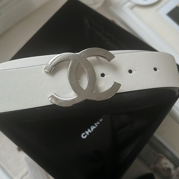 Chanel White/ Black reversible belt. Comes with box, dust bag & COA. - Picture 3 of 12
